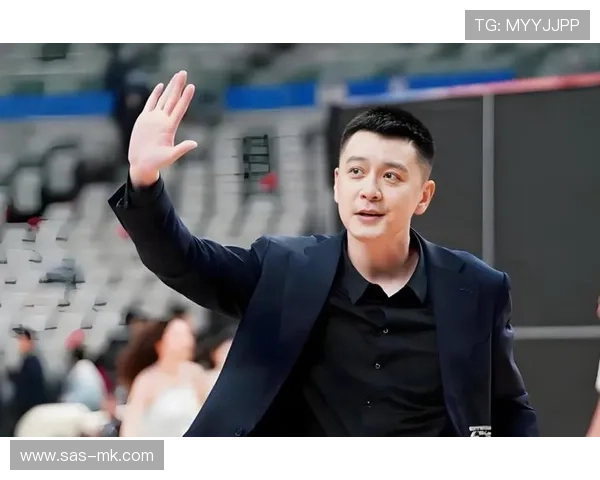 辽宁队主教练杨鸣场边为球队加油